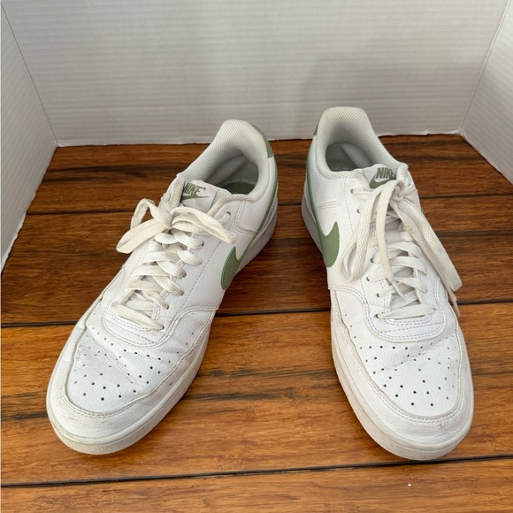 Nike Women’s Sneakers Shoes White and Green Size 9.5 - Picture 2 of 8